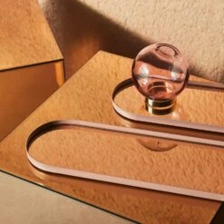 AYTM Globe Vase Ø10 Cm, Rose/Brass -Meubel Serie Winkel aytm globe vase rose brass 15