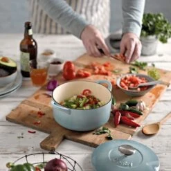 Denby Pavilion Gietijzeren Pot Rond Ø24 Cm, Lichtblauw 7 Denby Pavilion Gietijzeren Pot Rond Ø24 Cm, Lichtblauw -Meubel Serie Winkel denby gietijzeren pot rond 24 cm 6