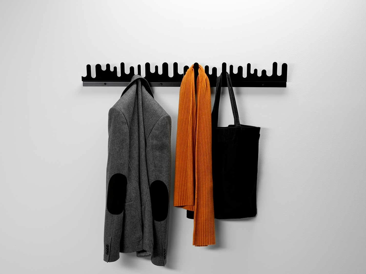 Design House Stockholm Wave Hanger 2 Pcs, Black 3 Design House Stockholm Wave Hanger 2 Pcs, Black - Afbeelding 3