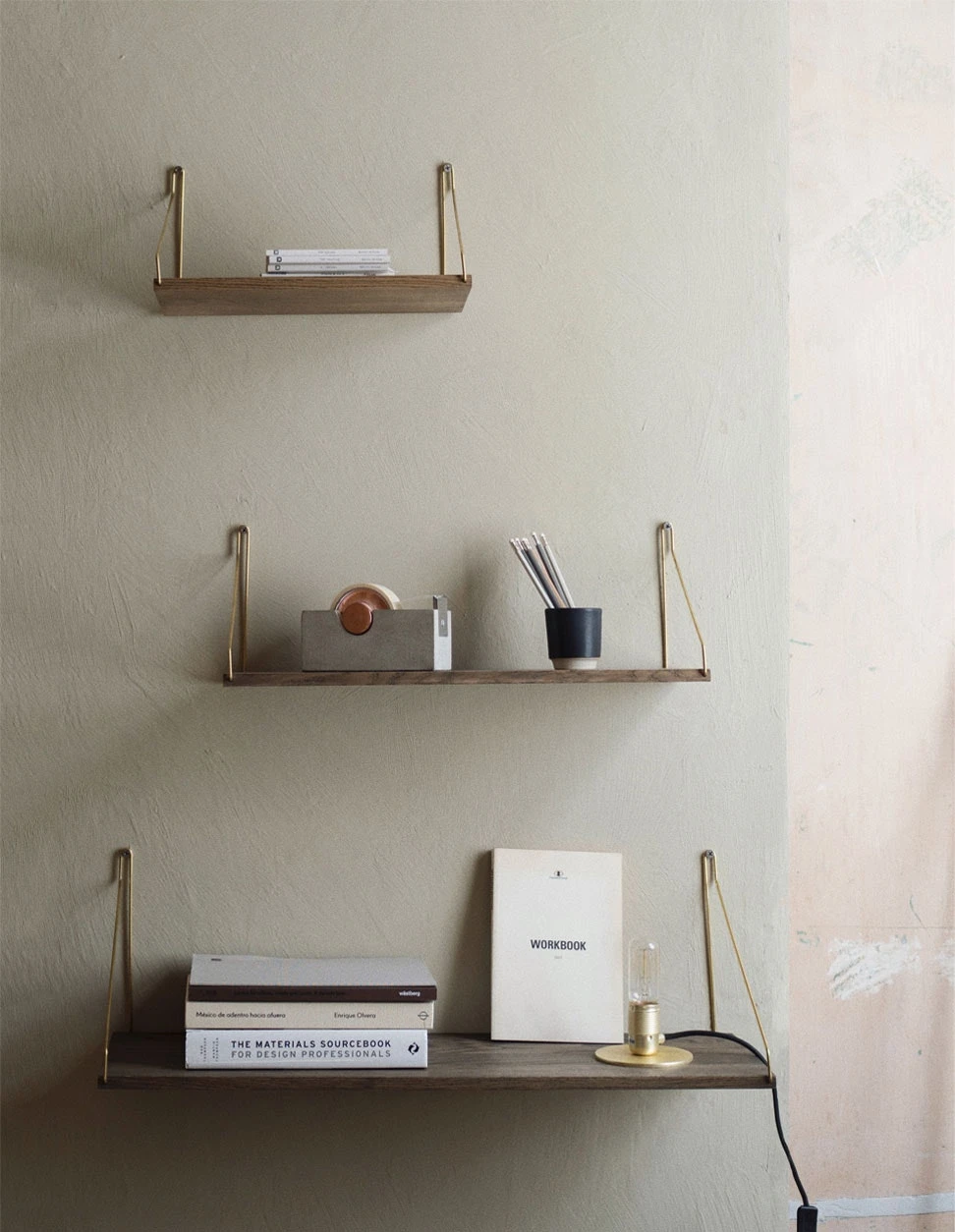 Frama Dark Shelf D27 W80, Brass Brackets 3 Frama Dark Shelf D27 W80, Brass Brackets - Afbeelding 3