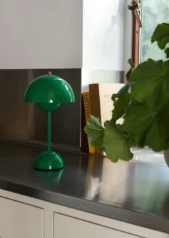 &Tradition Flowerpot VP9 Table Lamp Portable, Signal Green -Meubel Serie Winkel tradition flowerpot vp9 tafellamp draagbaar 72