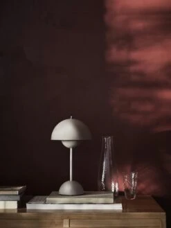 &Tradition Flowerpot VP9 Tafellamp Draagbaar Met Magnetische Oplaadkabel, Mat Lichtgrijs -Meubel Serie Winkel tradition flowerpot vp9 tafellamp draagbaar met magnetische oplaadkabel 39 scaled