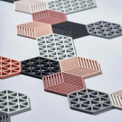 Zone Denmark Triangle Trivet Small, Black -Meubel Serie Winkel zone denmark triangles trivet nordic sky 8 1